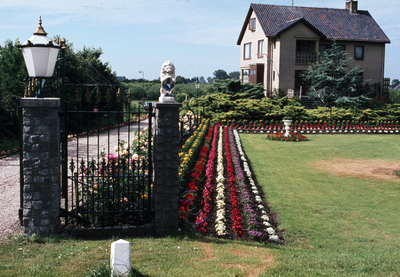 845695 Gezicht op een huis in de omgeving van de Lekdijk Oost en de Gerbrandytoren te IJsselstein, vermoedelijk genaamd ...